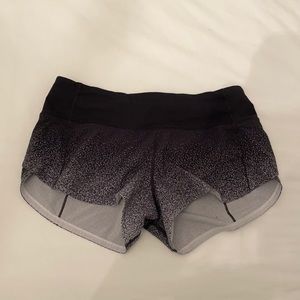 Black and white 2.5 lululemon speed up shorts
